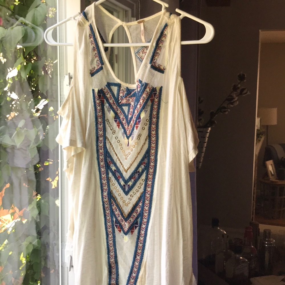 Short sleeve shirt with open shoulders